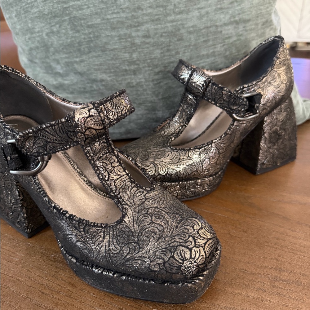 Circus by Sam Edelman Black and Gold Floral Heels
